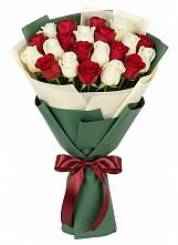 Букет Микс из красных и белых роз в Огуднево