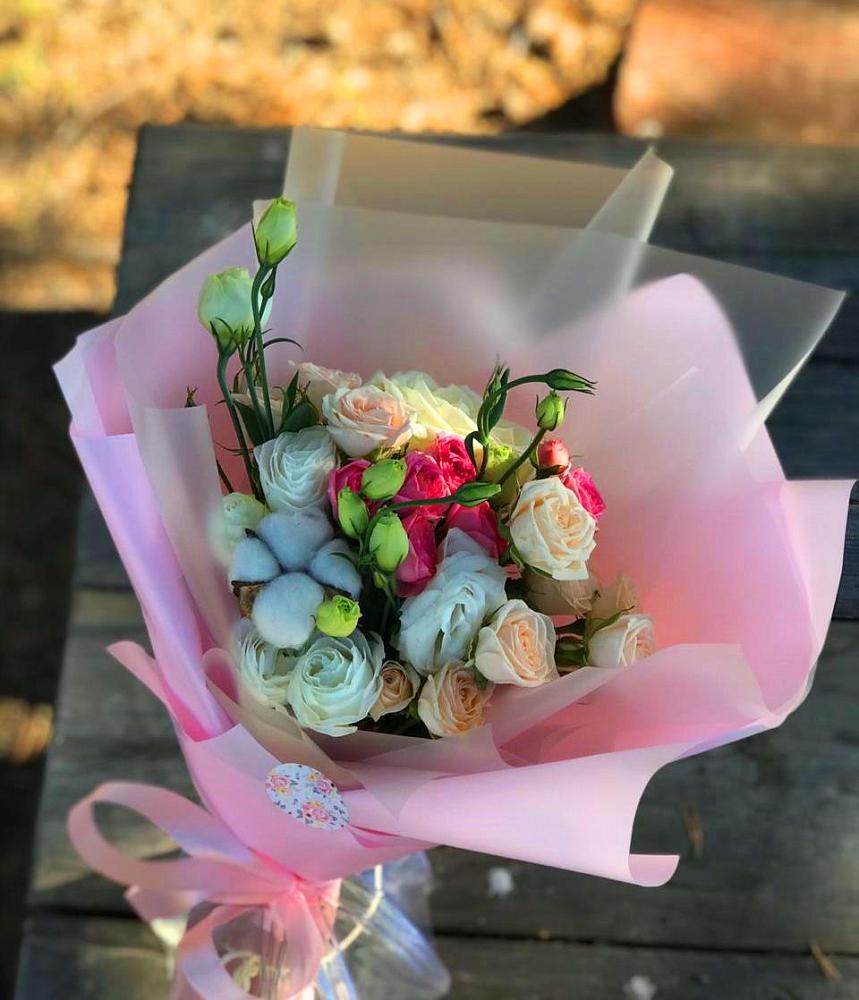 Букет цветов из: Розы и Лизиантусы в Огуднево