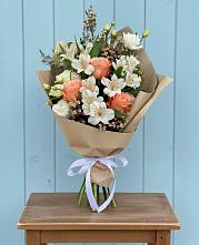 Букет цветов из:  Альстромерии, Лизиантусы, Розы и Хризантемы в Огуднево