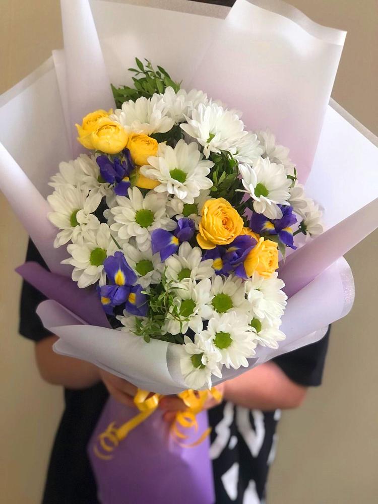 Букет цветов из: Ирисы, Хризантемы и Розы в Огуднево