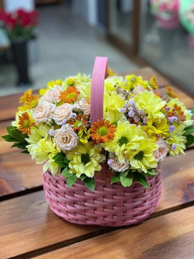 Цветочная композиция из Хризантемы и Розы в корзине в Огуднево
