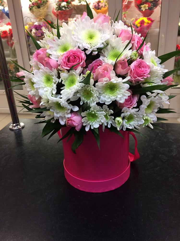 Цветочная композиция из Розы и Хризантемы в шляпной коробке в Огуднево