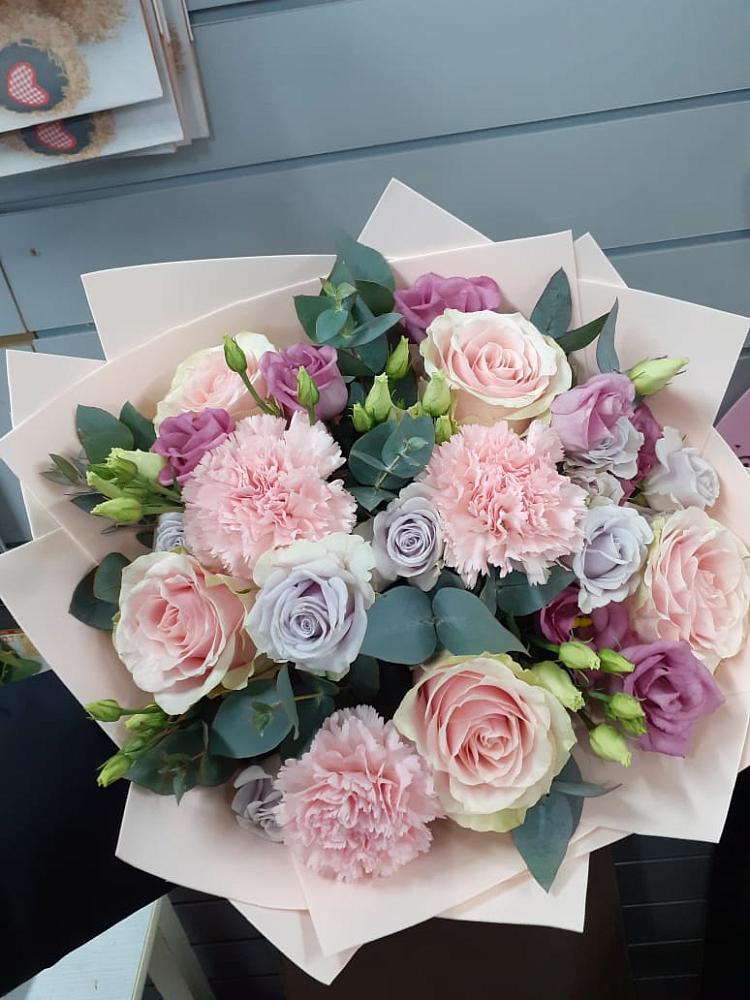 Букет цветов из: Розы, Гвоздики и Лизиантусы в Огуднево