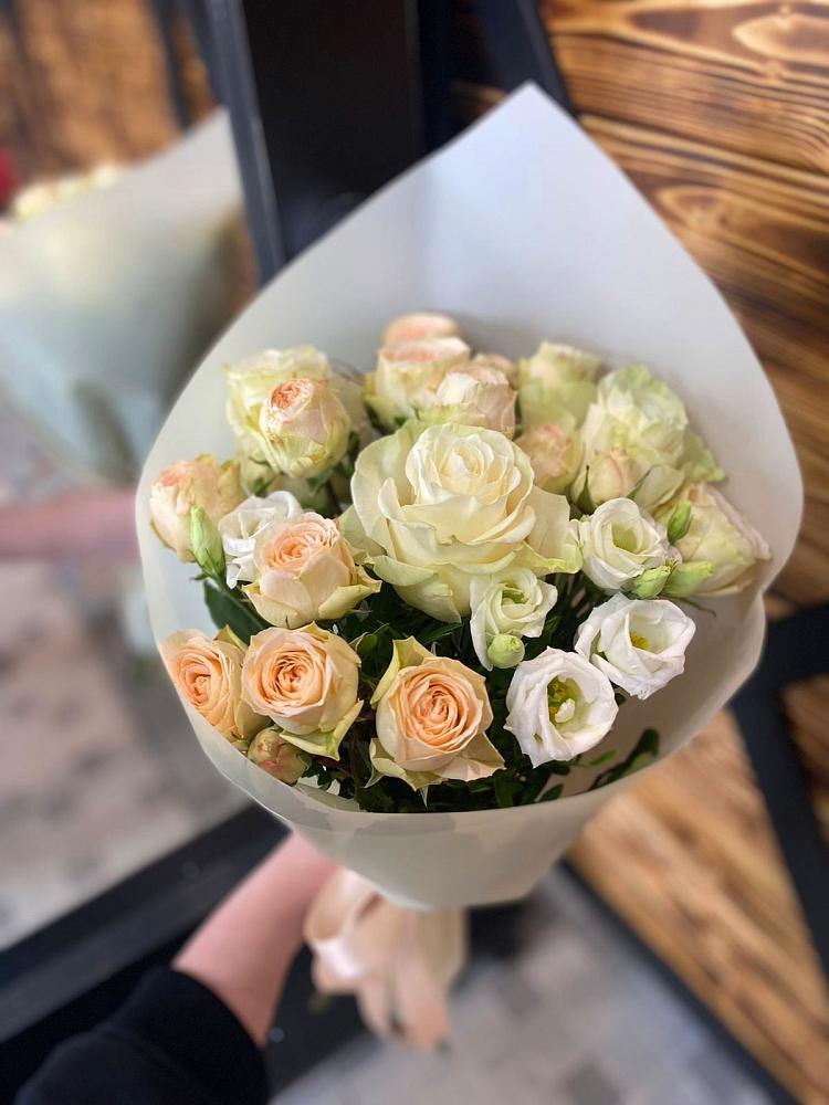 Букет цветов из: Розы и Лизиантусы в Огуднево